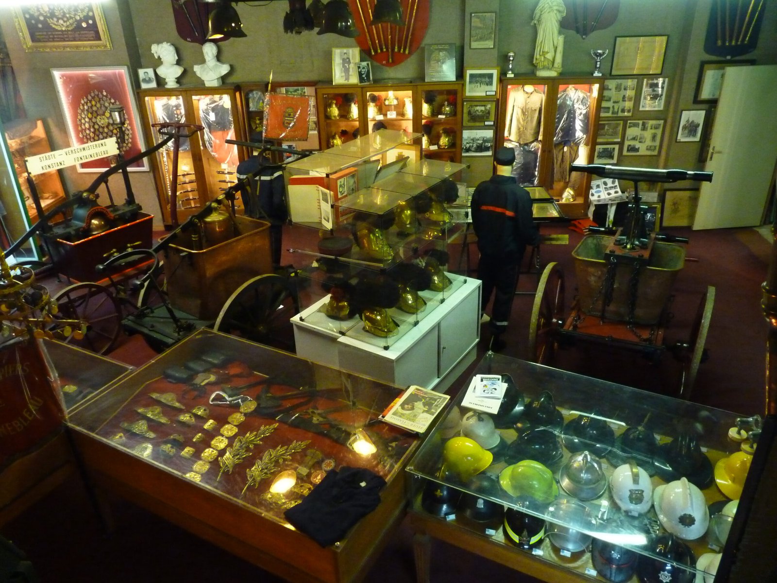 exposition sur environ 250 m², de casques (1785 à nos jour), de tenues dont la plus ancienne date de 1830 et bien d'autres équipements.